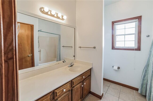 Building Photo - 487 Ravinia Way