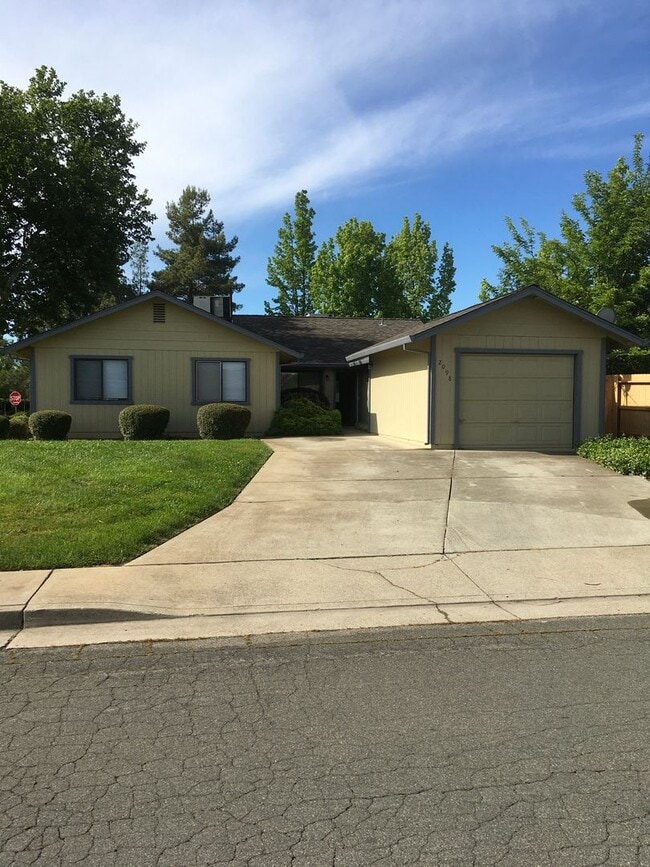 Building Photo - East Redding Duplex off Shasta View