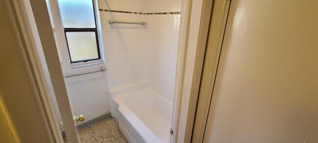 Building Photo - 2027 BENTLEY ST