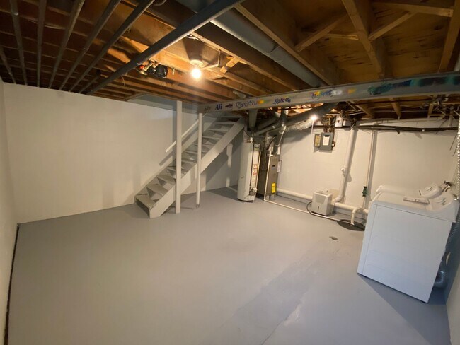 Building Photo - River-front condo, UA schools, 2 BR/1.5 BA