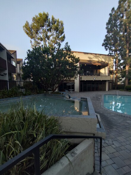 Building Photo - 5950 Canterbury Dr