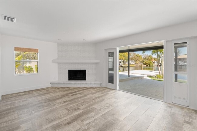 Building Photo - 4543 Carson St NE