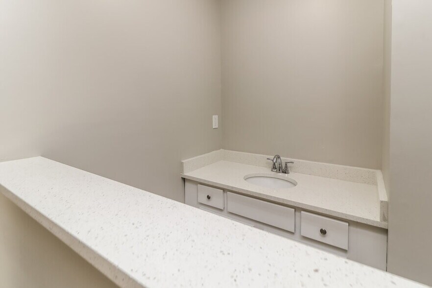 Building Photo - 4795 Jamerson Forest Cir