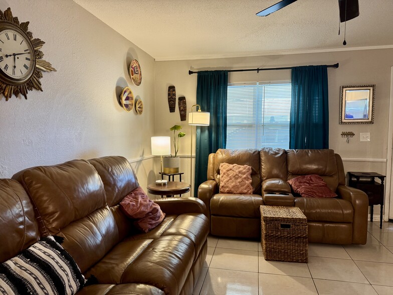 Living Room - 3074 Brookview Ave