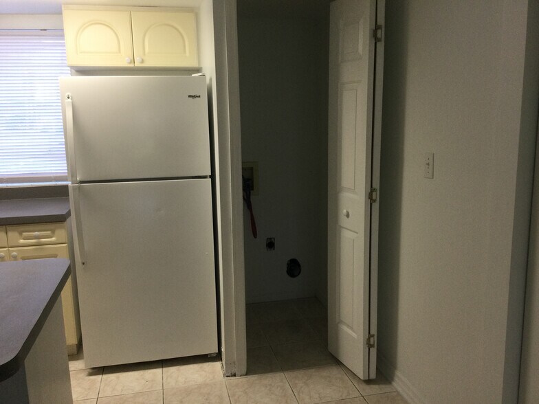 Kitchen - 8610 Huron Ct