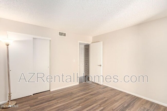 Building Photo - 746 E Morningside Dr