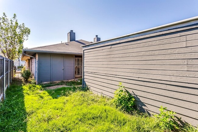 Building Photo - Cute 3 Bedroom 2 Bath 2 Car Garage One Sid...