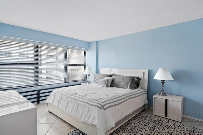 Building Photo - 3800 Galt Ocean Dr