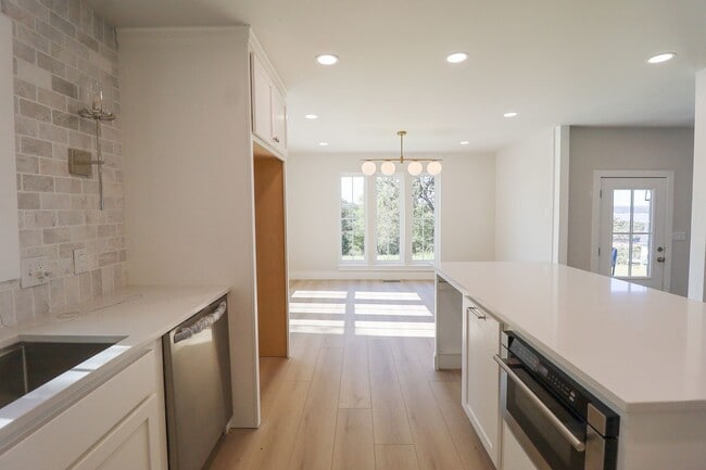 Building Photo - 4 Bed | 3 Bath on Keystone Lake!