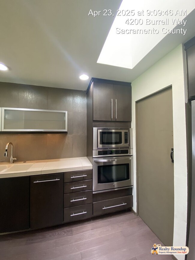 Building Photo - Sprawling Ranch with Open Floorplan & Exce...