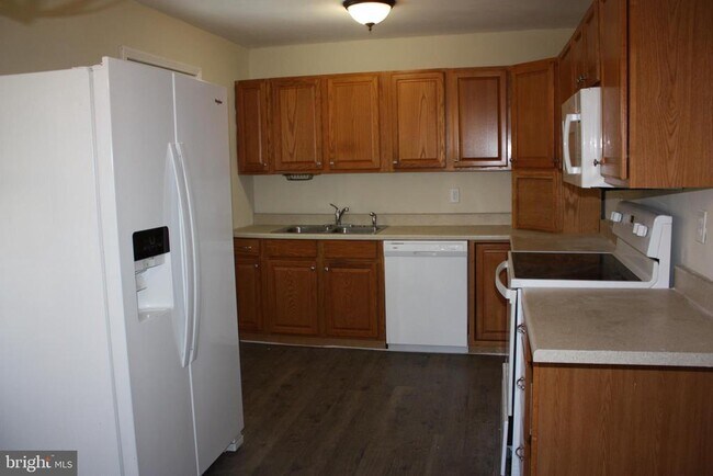 Building Photo - 423 Happy Creek Rd