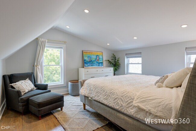 Building Photo - 2344 N Oakley Ave