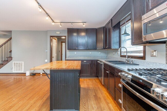 Building Photo - Serene Living in Chesterfield