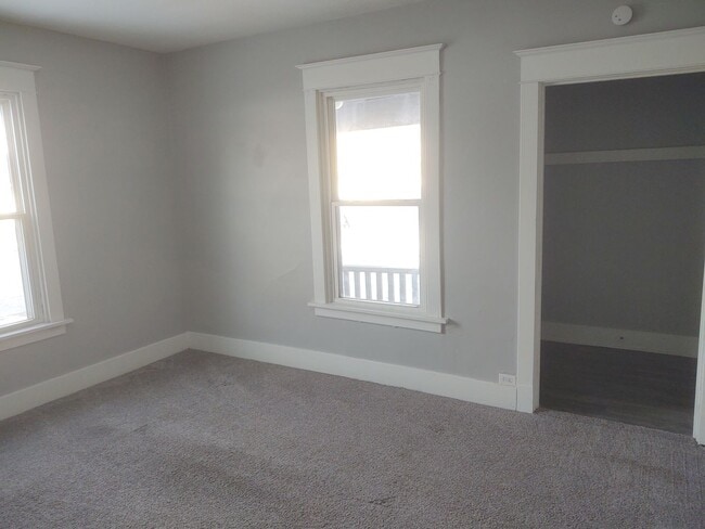 Building Photo - SW 201/203  E Locust