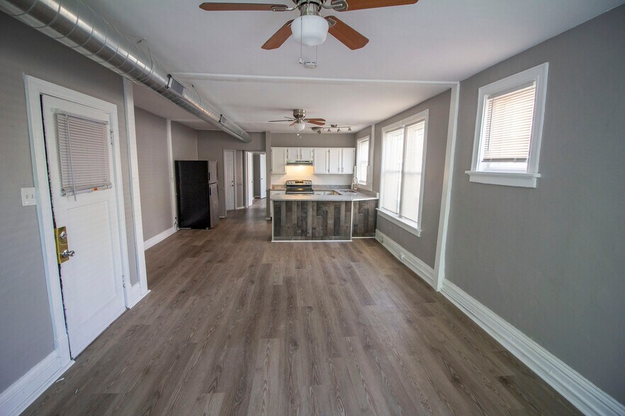 Building Photo - 4955 Lindenwood Ave