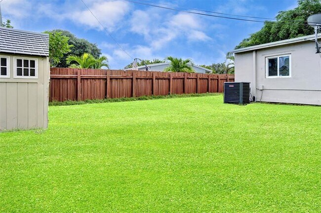 Building Photo - 1415 NE 25th St