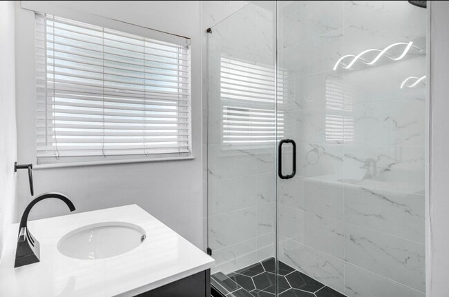 Building Photo - Gorgeous Remodeled 3 Bedroom 2 Bath Pool H...