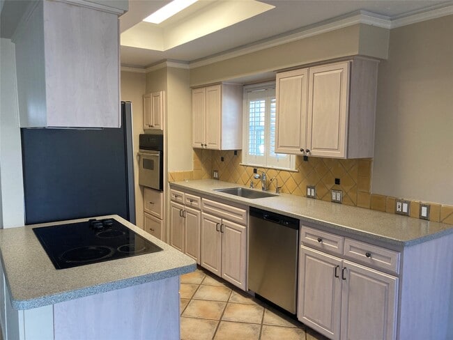 Building Photo - 9250 Rockhurst Dr
