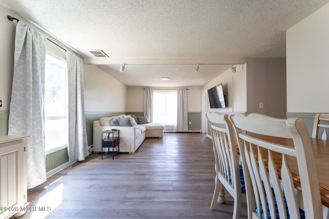 Building Photo - 406 Lawrence Dr