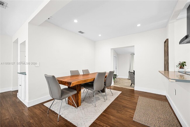 Building Photo - 295 De Leon Dr