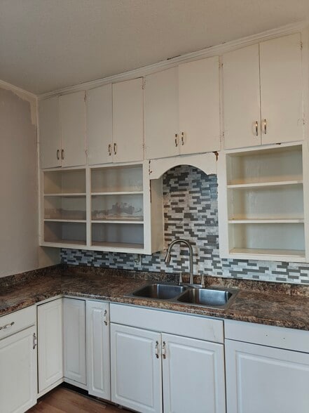 Kitchen - 218 E Rose St