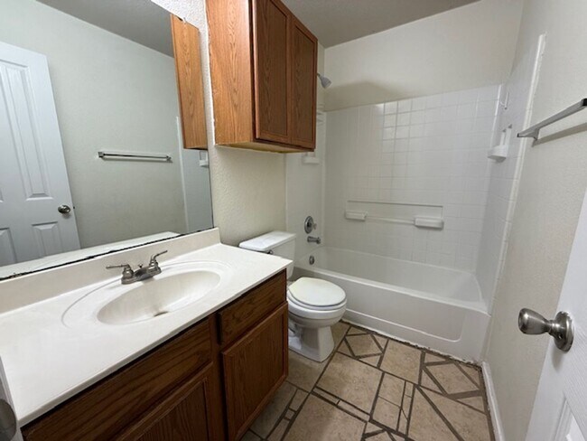 Building Photo - Nice 3 bedroom 2 Bath One Story Home..Avai...