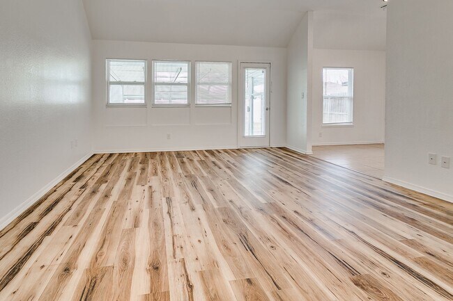 Building Photo - Great Freshly updated 3 bed 2 bath!