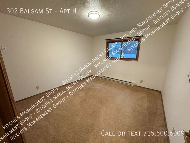 Building Photo - 302 Balsam St