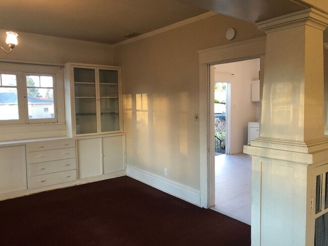 Building Photo - Large 4 bed/2 bath Farm House on River Rd. MOVE IN SPECIAL!