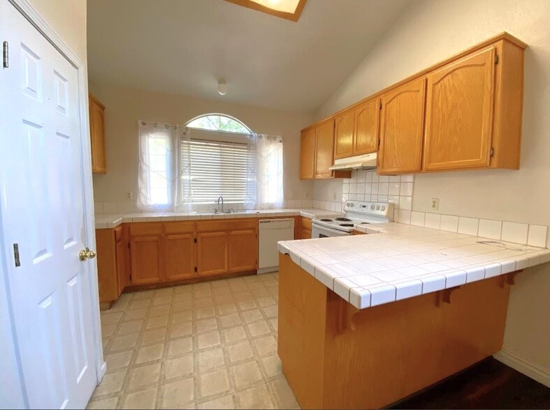 Building Photo - 3125 Campus Dr