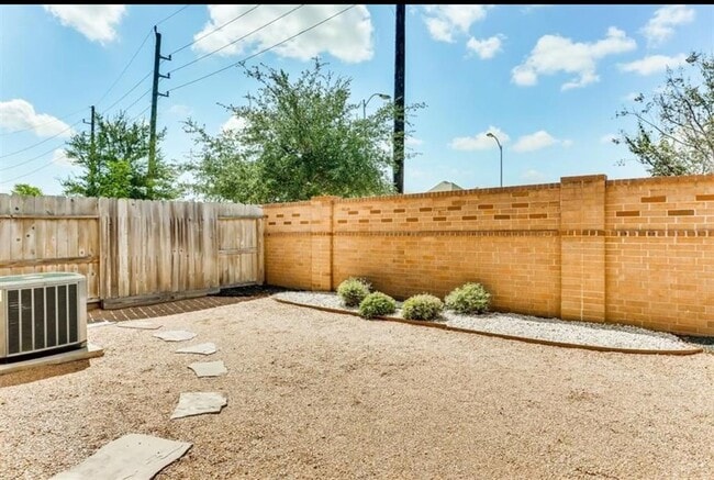 Building Photo - 23319 Del Rosso St