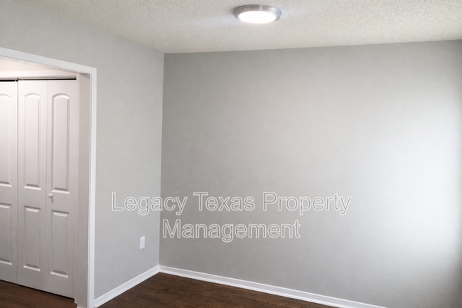 Building Photo - 1409 Courtney Pl