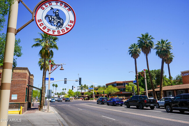 Building Photo - 4020 N Scottsdale Rd