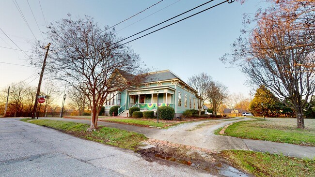 Building Photo - 648 Clayton St