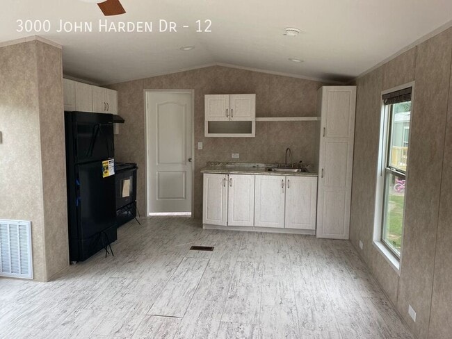 Building Photo - 3000 John Harden Dr