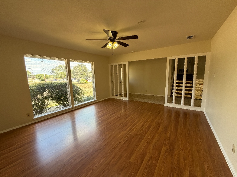 Building Photo - 1236 E Live Oak Rd