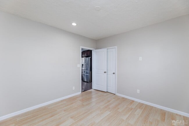 Building Photo - 52 Sharot St