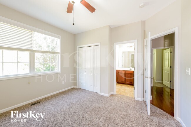 Building Photo - 6231 Cove Creek Dr