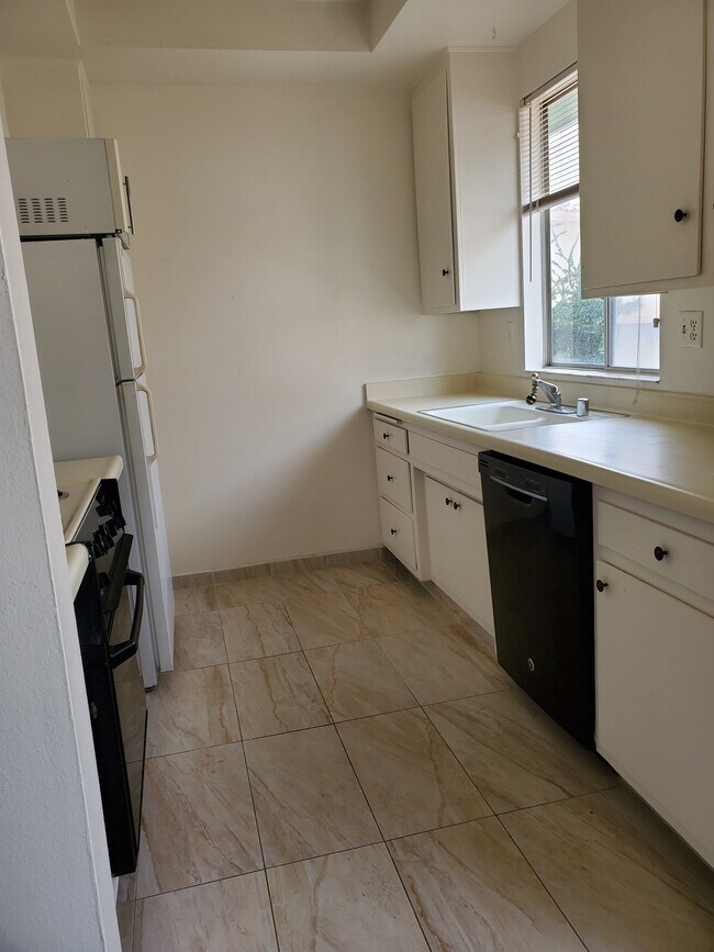 Building Photo - 2010 Ruhland Ave