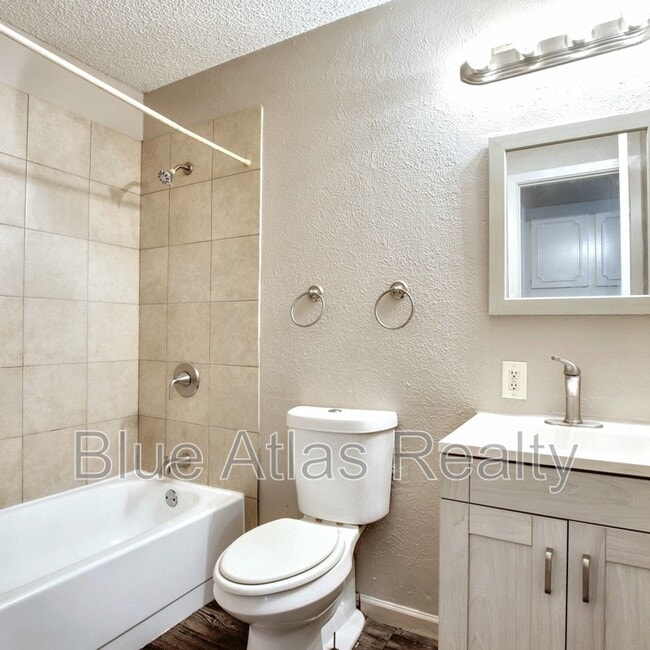 Building Photo - 3901 Royal Crest Dr