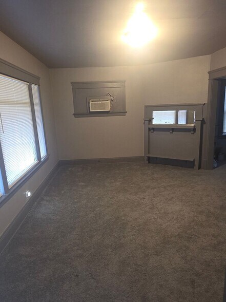 Building Photo - 650 E 130th St