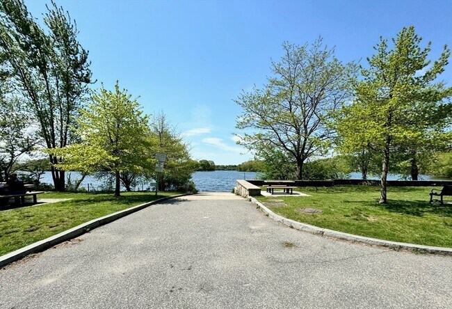 Building Photo - 12 Pond Ln