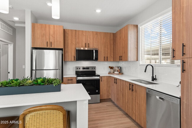 Building Photo - 1297 E Broadway Ave