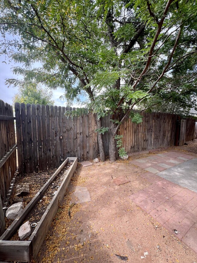 Building Photo - 2 bedroom / 1 bath close to KAFB and I-25 Move-in Special!