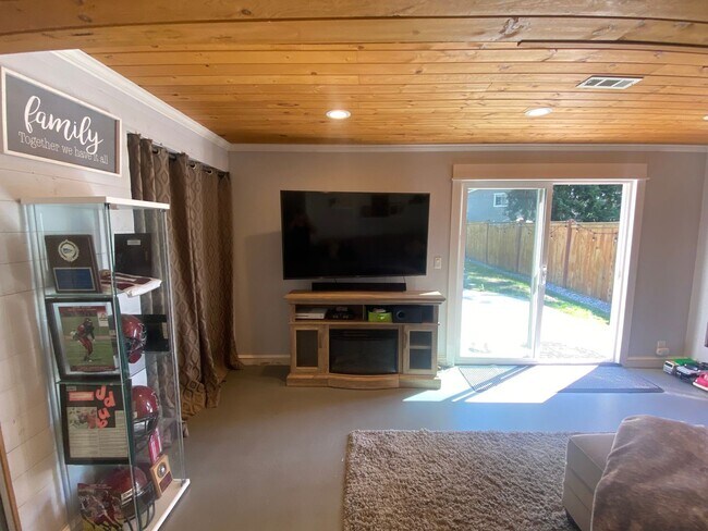 Building Photo - Beautifully Maintained 3 Bedroom 2 Bath Home with Garage and Fenced Yard! Pets Welcome!