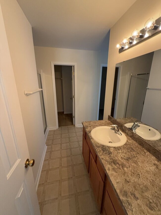 Building Photo - 525 S Maney Ct