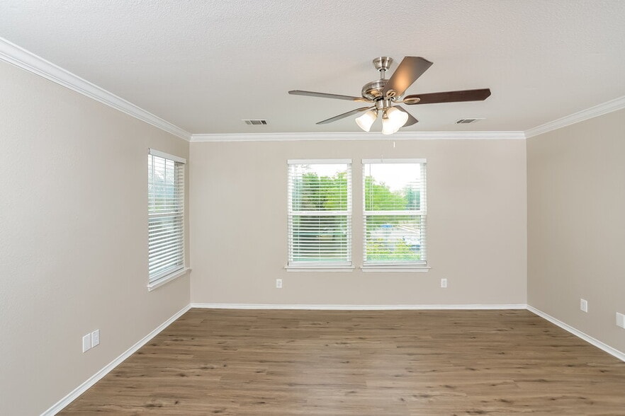 Building Photo - 8639 Sunny Oaks