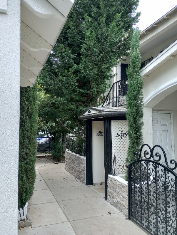 Building Photo - 2471 Belgrave Ave