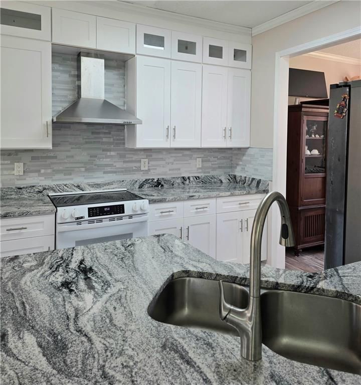 Building Photo - 1696 Central Park Loop