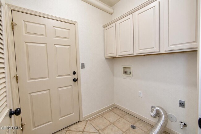 Building Photo - 6520 Grand Ridge Dr